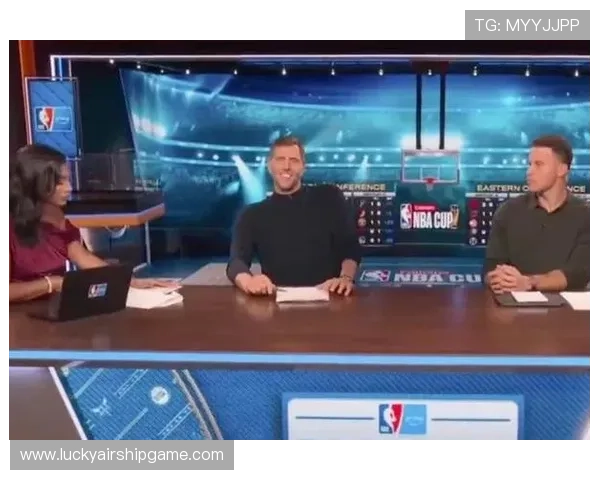 退役名宿现身解说席，现场指导年轻球员低位技巧