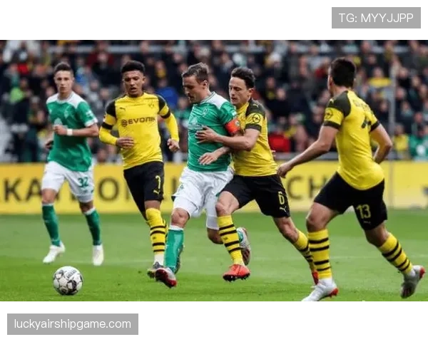 特写：门兴格拉德巴赫一次经过四名球员的边路配合最终形成射门