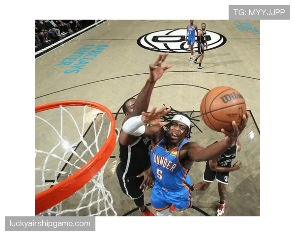 特写:山猫老将西尔维娅-福尔斯完成生涯第1000次封盖,主场观众起立致敬 特写:山猫老将西尔维娅-福尔斯完成生涯第1000次封盖,主场观众起立致敬